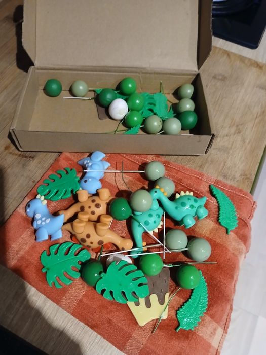 Dekoracja na tort w tematyce dinozaurów