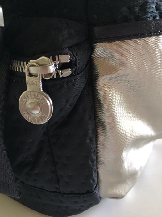 Mochila kipling azul e prateada