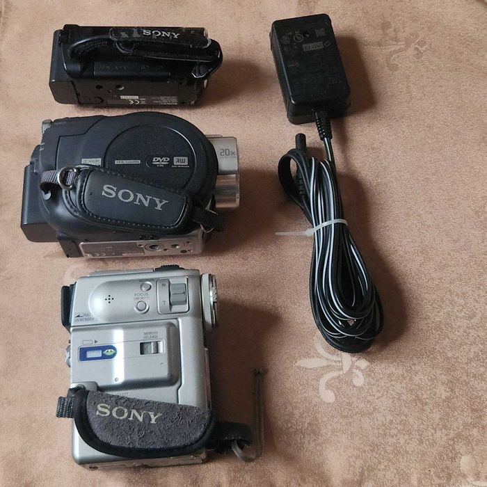 Три відеокамери Sony одним лотом Sony HDR-CX190 Sony DCR-DVD508 Sony DCR-PC3E