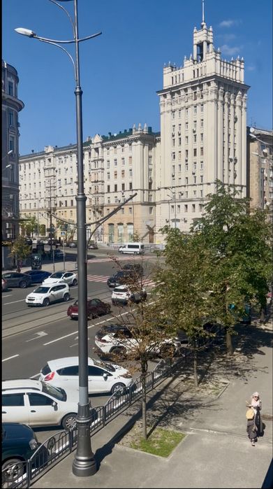 Красивий офіс з ремонтом 210 кв м . з чудовим видом . Відмінна локація, впізнаване місце, майдан Павлівський. Червона лінія.