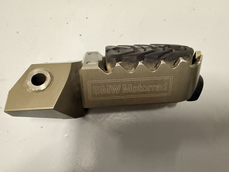 Pousa-Pés Gilles Tooling BMW Motorrad — R1300GS / R1250GS / R1200GS Adventure — Fresados Ajustáveis