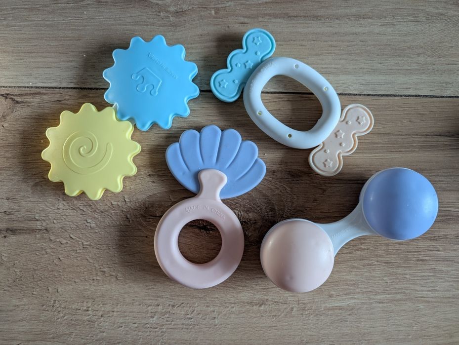 Zestaw gryzaków i grzechotek