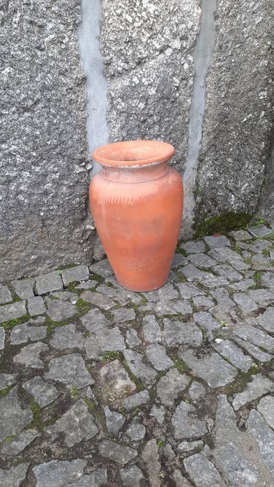 Talha com 50 cm de altura e 30 de diâmetro