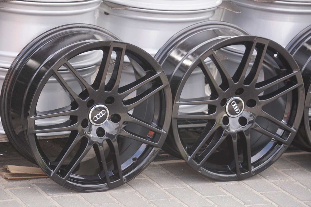 Alufelgi do Audi wzor RS4 5x112 8Jx18 et35 cb57,1mm w czarnym lakierze, nowe dekielki