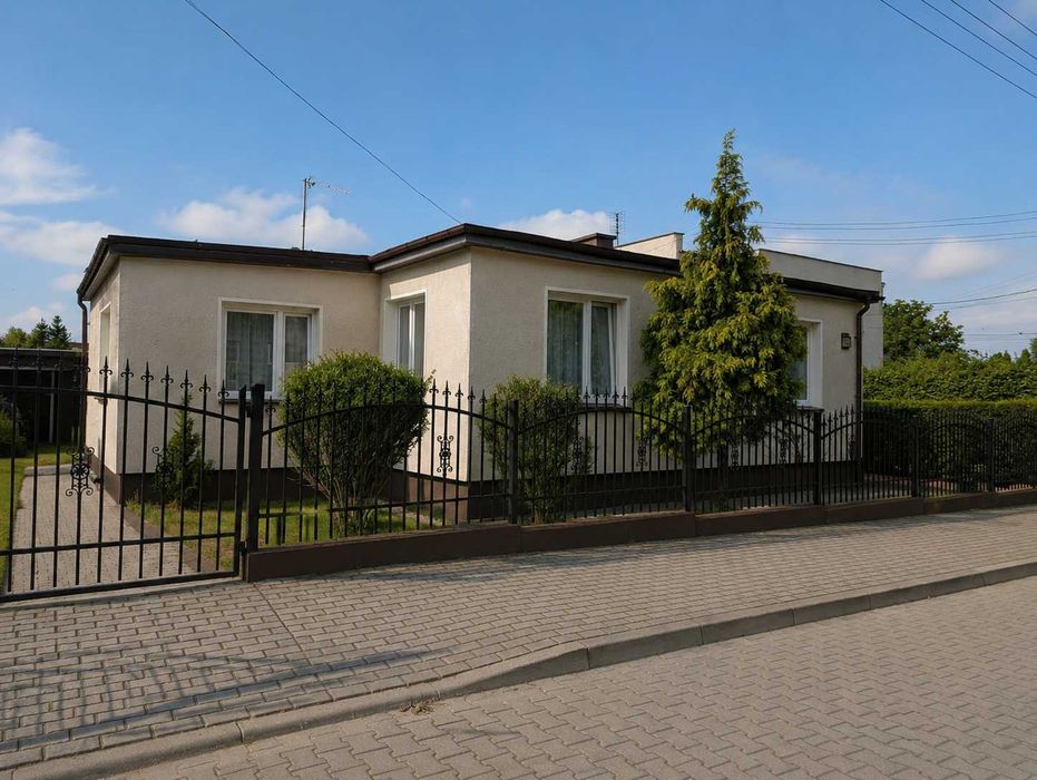 Parterowy, ekonomiczny dom z dwoma wejściami