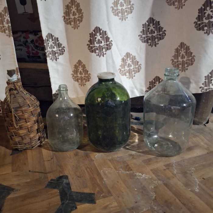 Продаются бутли 5 - 10л. 300 грн. - 10л. , 100грн. - 5л.