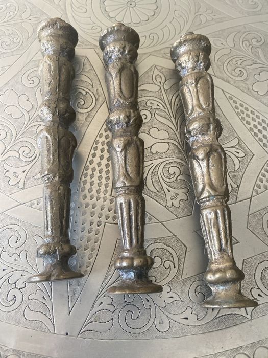Mesa de metal com tabuleiro