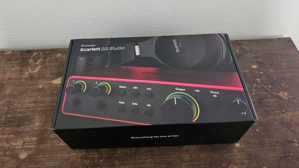 Focusrite Scarlett 2i2 4th Gen + Microfone + Headphones
