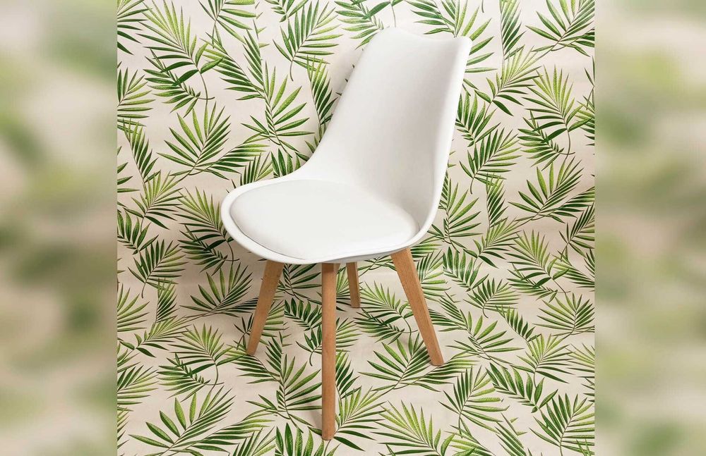 Надійний стілець білий для кухні на дерев'яних ніжках, Крісло кухонне