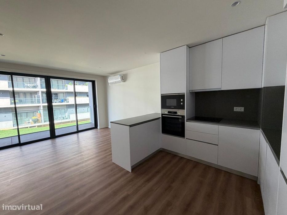 Apartamento T2 Varanda Garagem Pronto Habitar Parque Lavandeira