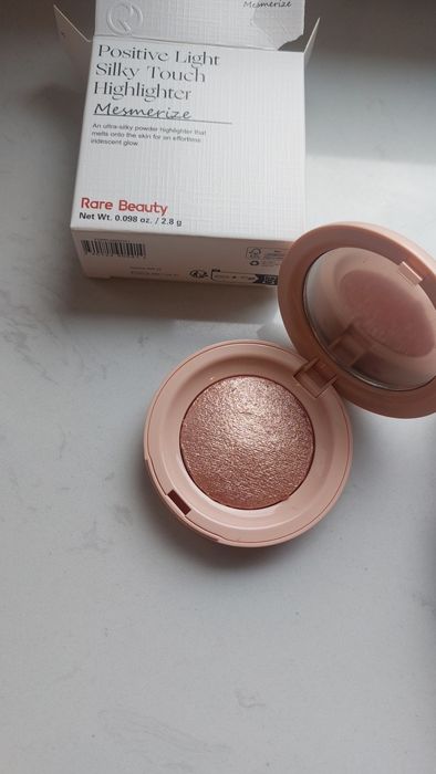 Rare Beauty silky touch Highlighter odcień Mesmerize