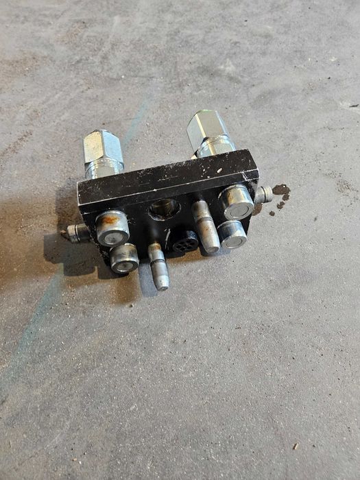 Szybkozłącze multizłącze hydrauliczne 4 kanałowe ładowacza John Deere