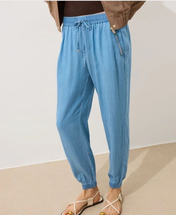 Spodnie typu joggery.