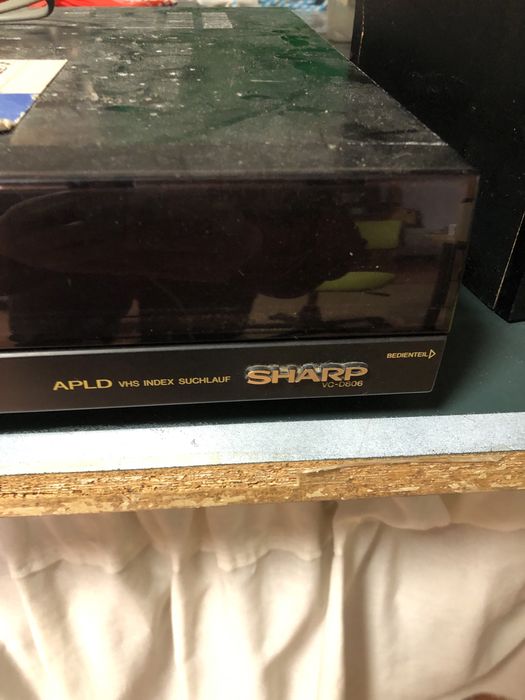 Leitor de cassetes VHS preto da marca SHARP