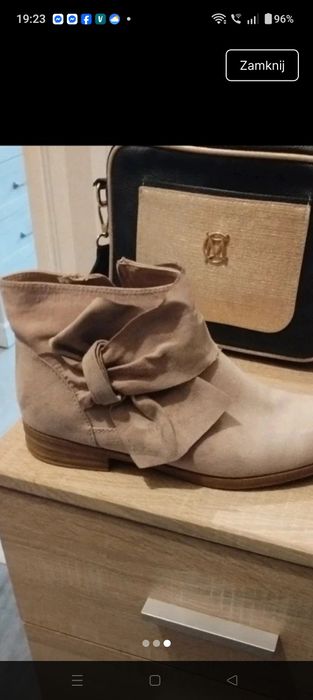 Piękne beżowe botki zapinane na suwak, ozdobione kokardą