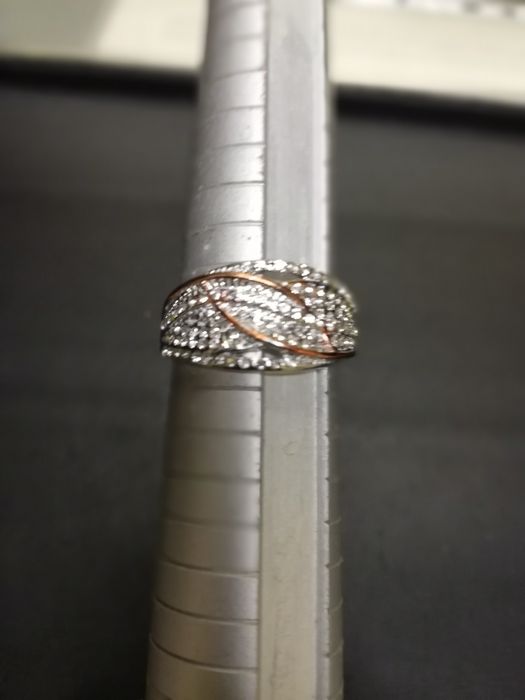 Anel de senhora com vidros brancos