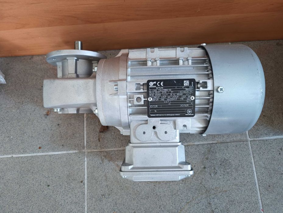 Silnik 3 faz 0,37 kW z przekładnią i=12,5
