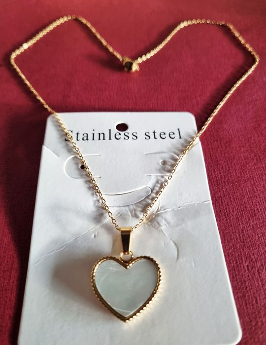 Colar dourado, em aço, com coração em madrepérola. 24cm