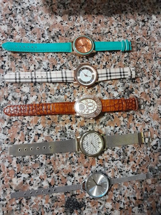Vendo Cinco Relógios muito bonitos como novos