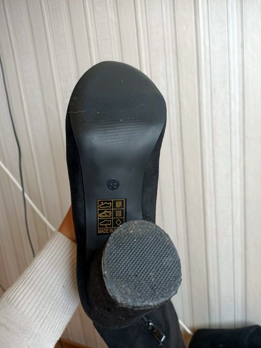 Czarne kozaki za kolano