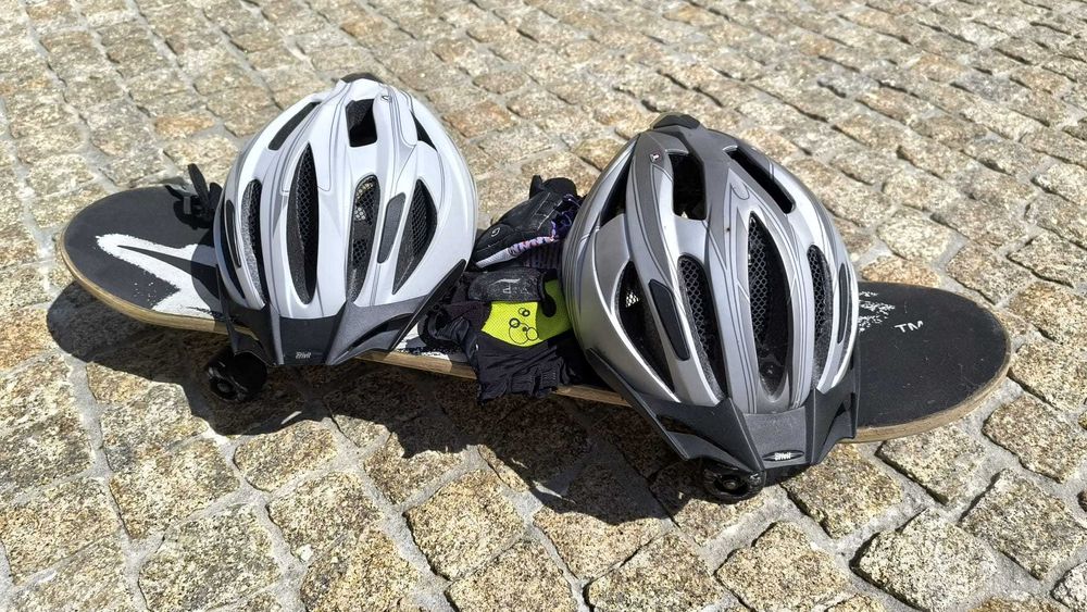 Skate Hot Wheels + 2 capacetes ajustáveis + 2 pares de luvas