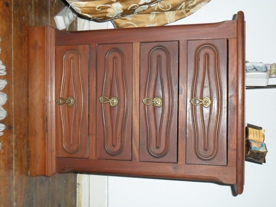 Cadeiras aveludadas  + estrado e colchão /Urgente!