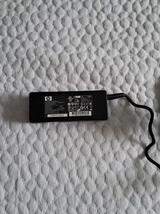 Carregador original HP  para portátil em bom estado.