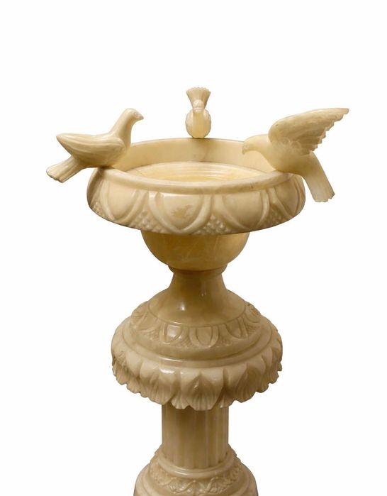 Pedestal único em mármore com aves