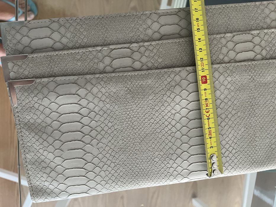 Clutch cinzenta imitacao crocodilo