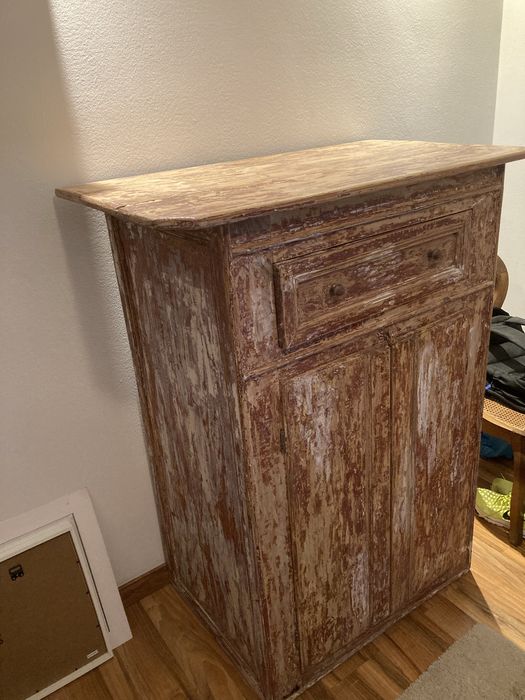Movel antigo em madeira -Peça decorativa com caráter
