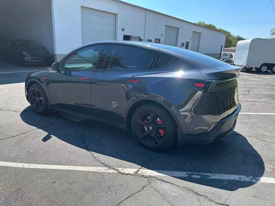 Tesla Model Y Premium      2026