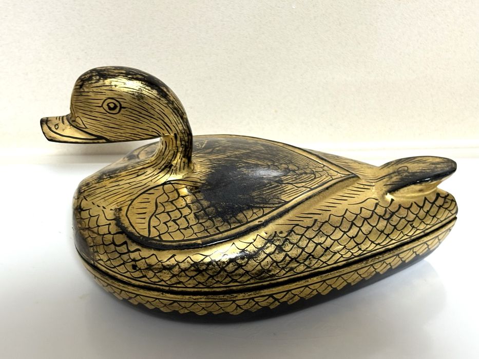 Lindissima caixa “pato” asiático em charão lacado e dourado