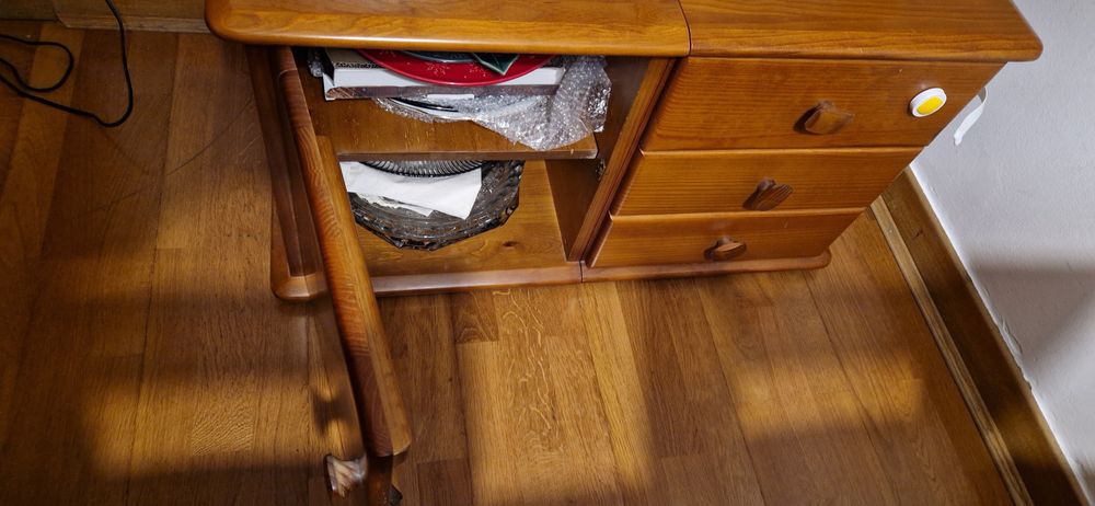 Cristaleira em pinho mel macićo em excelente estado.