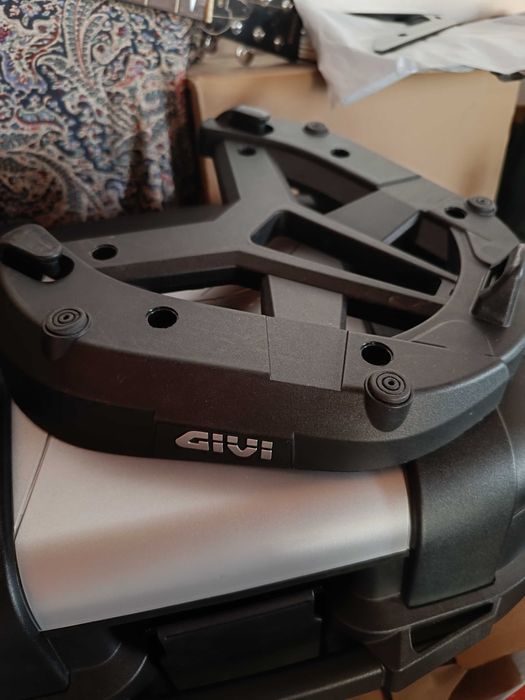 Mala Givi para mota + suporte Givi