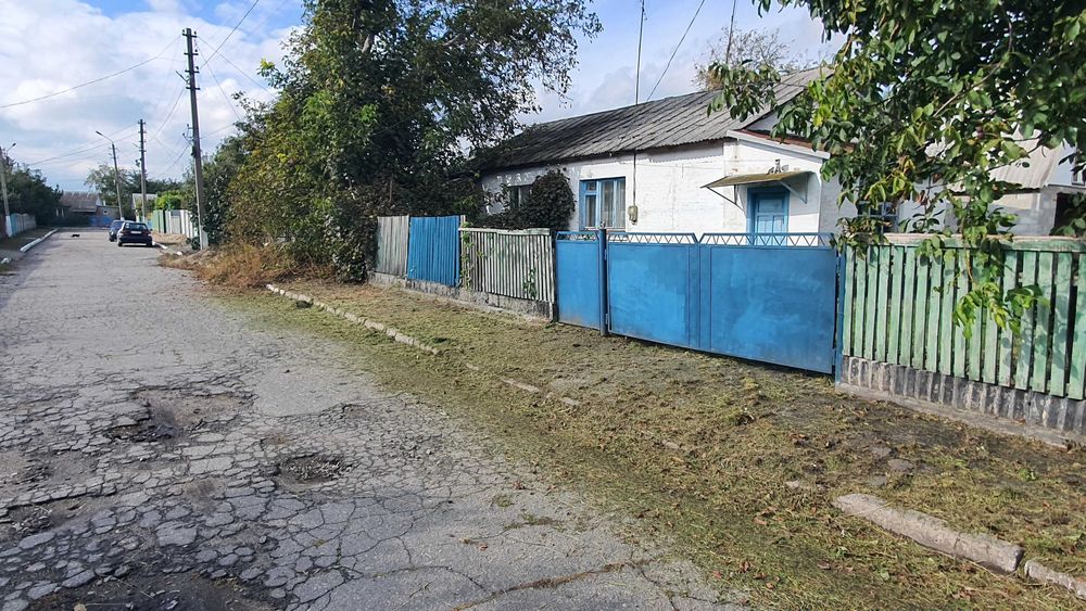 Продам пів будинку з окремим входом в с.Трушки