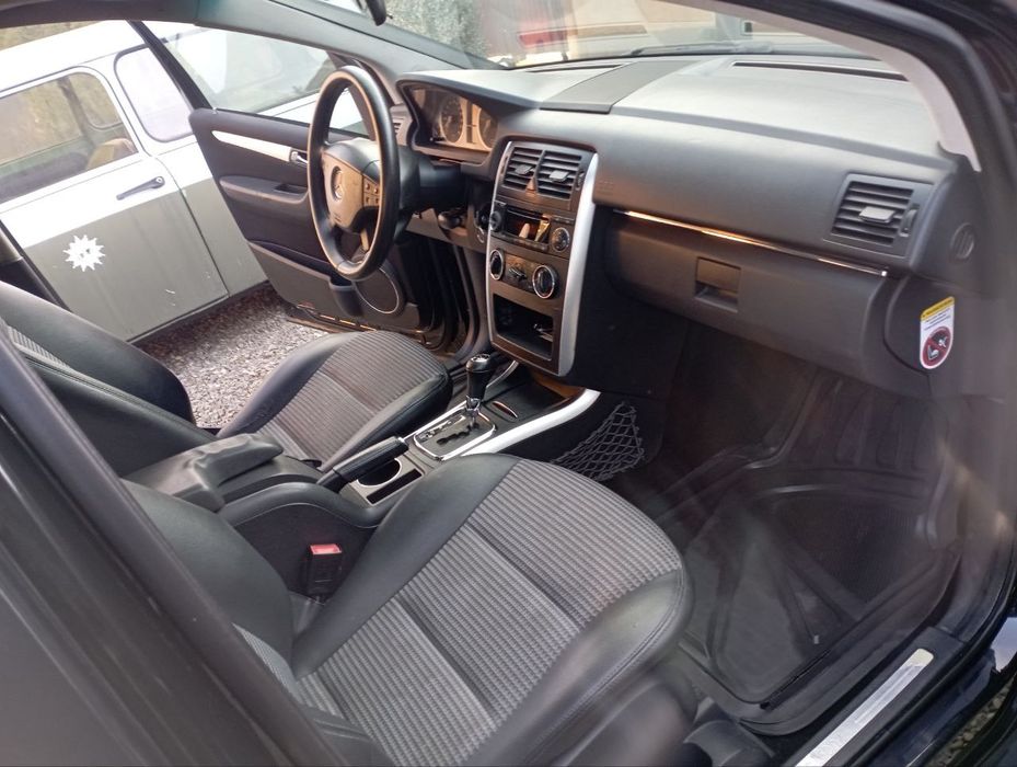 Mercedes-Benz 2.0 дизель/автомат / 2005 рік / зимова резина