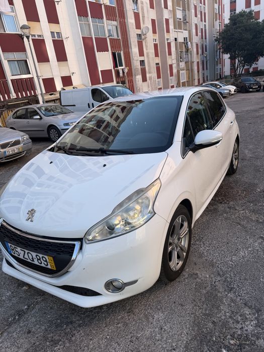Peugeot 208 1.6 BlueHDI 92cv (2014) – Excelente Estado, Muito Económico