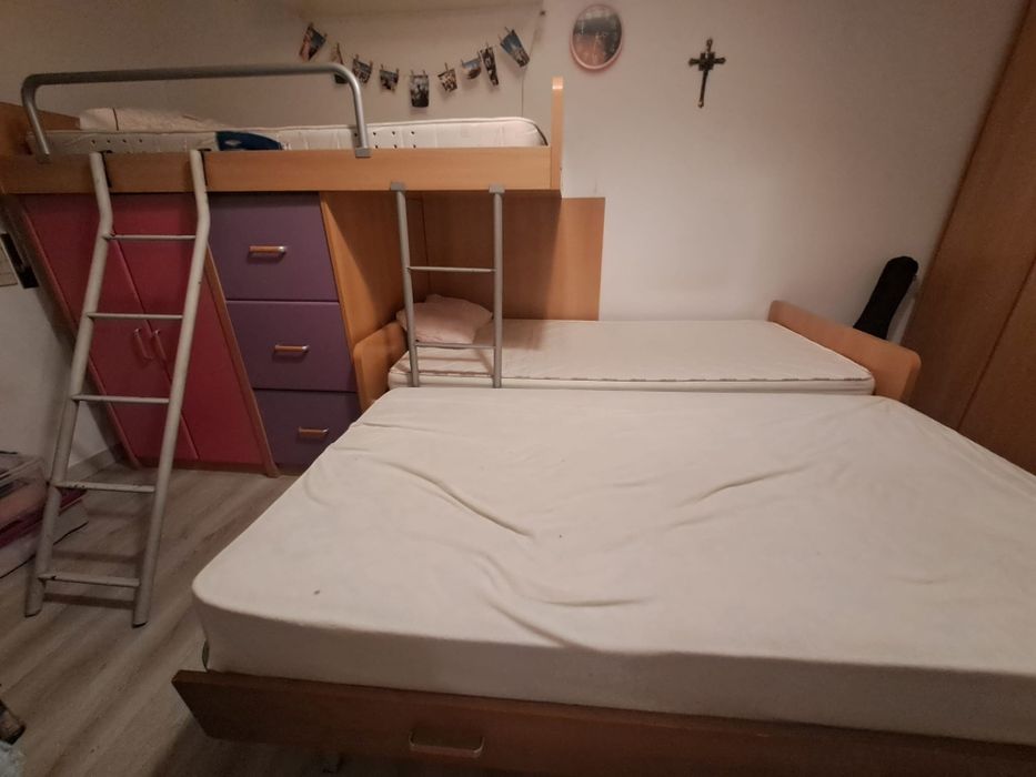 Conjunto três camas c/ colchão + móvel arrumação: 550€ 

Camas individ
