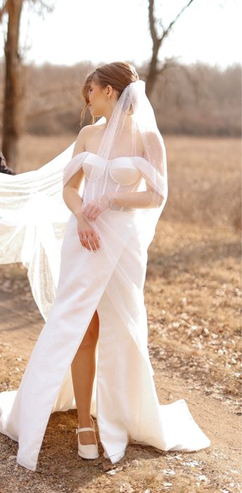 Весільна сукня з корсетним верхом та розрізом