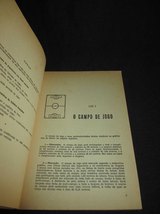 Livro Leis do Jogo e Guia Universal para Árbitros FPF 1985