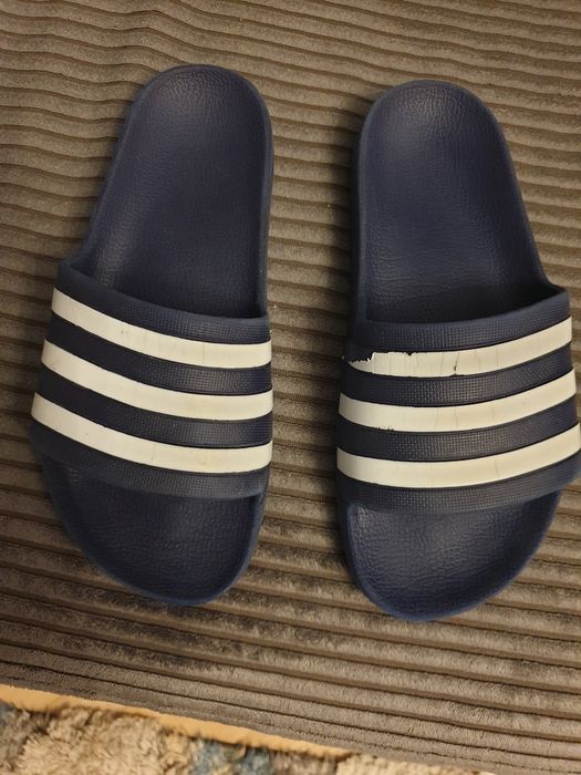 Klapki kompielowe firmy Adidas długość wkładki 24 cm.