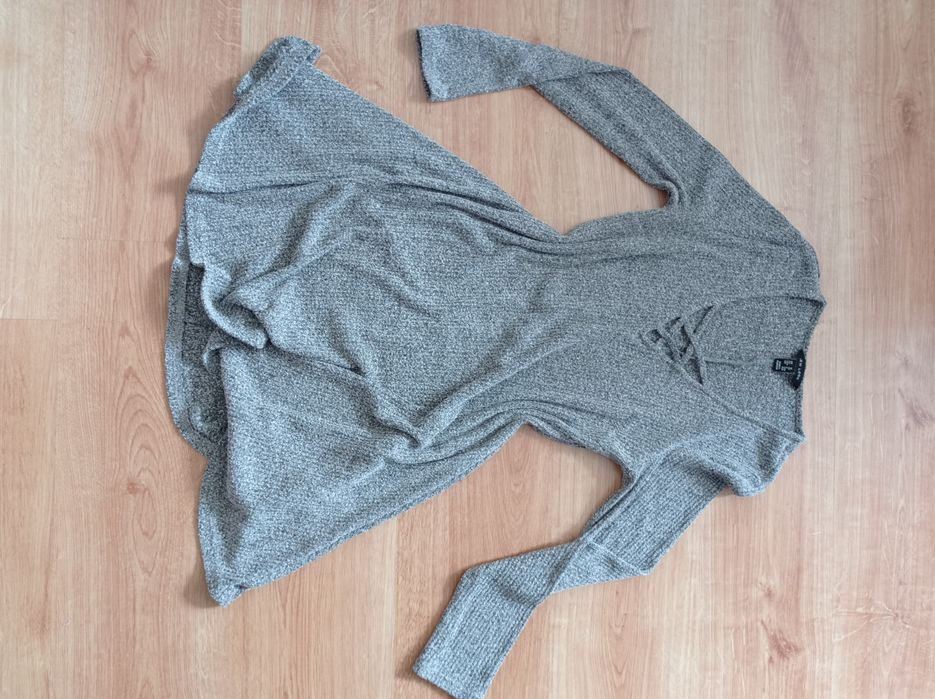 Szara rozkloszowana sukienka z długim rękawem New Look