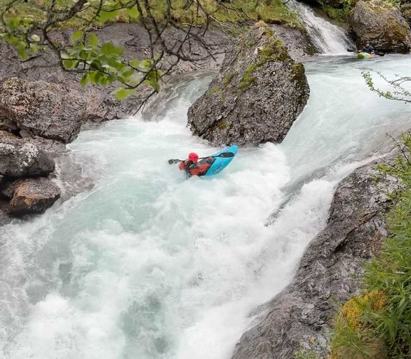 Kajak górski krótki, half-slice, playboat - Pyranha FIRECRACKER 242 M