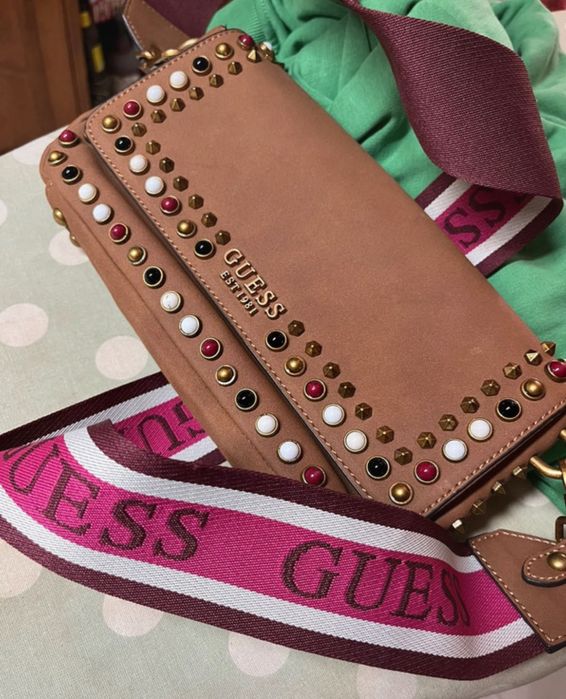 Mala Guess com tachas coloridas