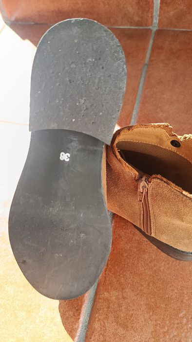 Botins de Camurça Camel com Detalhe Picotado - T38 (Como Novos)