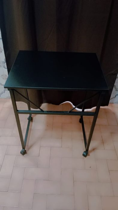 Duas mesas para portátil por 30 euros cada uma