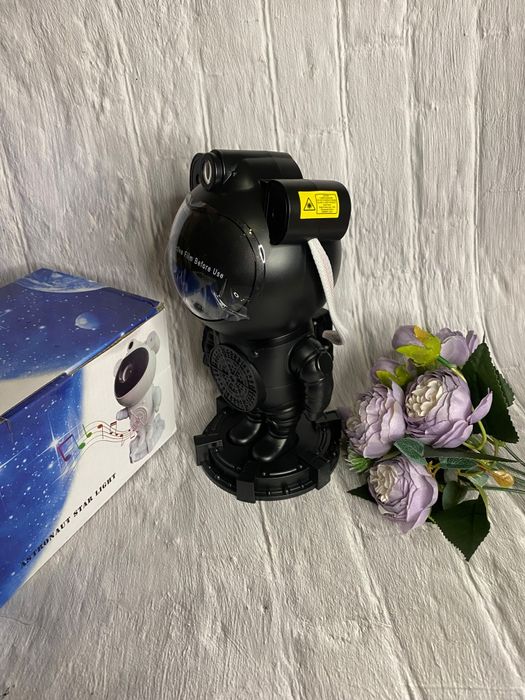 Чорний космонавт з колонкою блютуз астронавт дитячий проектор