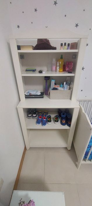 Cama de bebé juntamente com móvel  trocador de bebé
