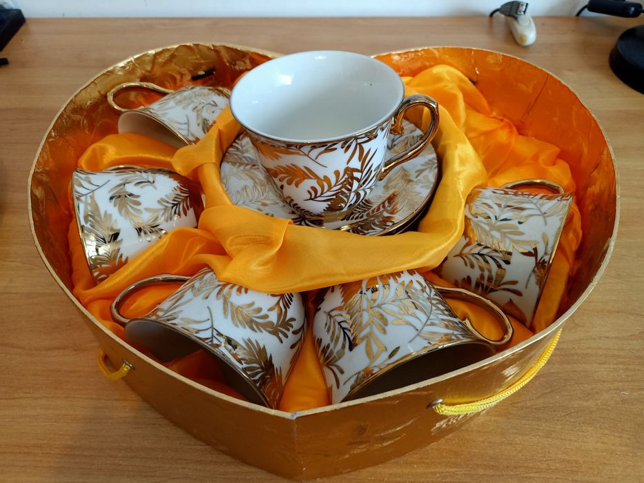 Serviço de chá com decoração em dourado