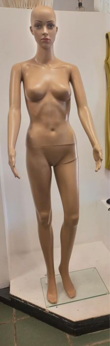 Manekin damski z peruką.